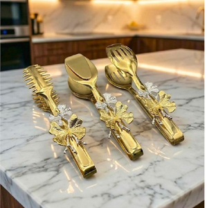 Base élégante en forme de cygne contenant un ensemble de petites fourchettes à dessert en bronze, argent et or. Disponible aux prix de gros. - Product Image 3