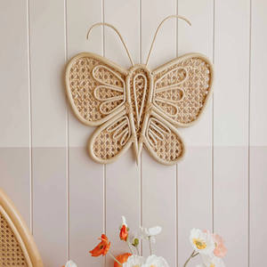 Ensemble décoratif suspendu artisanal en forme de papillon, design spécial, en rotin, matériaux organiques, pour la décoration murale de la chambre d'enfant. - Product Image 3