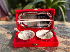 Nouvel ensemble élégant de bols Haldi Kumkum plaqués argent avec plateau dans une boîte en velours, ensemble cadeau traditionnel Puja, cadeau de mariage - Product Image 3