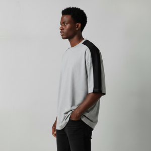 เสื้อยืดโอเวอร์ไซส์สีเทาสำหรับผู้ชาย แขนเสื้อแบบแร็กแลนสีดำ โลโก้รูปเปลวไฟด้านหน้า สไตล์สตรีท คอกลม ผ้าเจอร์ซีย์คอตตอน แขนสั้น - Product Image 3