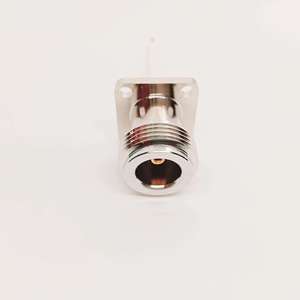 Connecteur RF femelle de type N, à bride carrée de 17,5 mm, avec diélectrique PTFE extra long, 50 Ohms, tout en cuivre, à sertir, pour montage sur panneau - Product Image 3