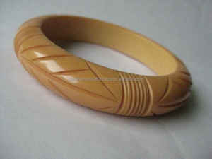 Brazalete de resina iridiscente amarillo menta y ámbar fresco, joyería llamativa - Product Image 3