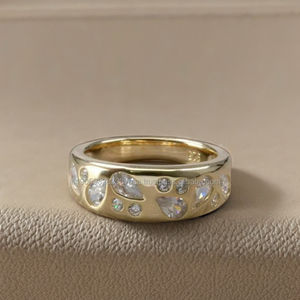 Anillo de Eternidad Minimalista de Plata de Ley 925 Chapado en Oro con Engaste de Moissanita en Forma de Pera para Compromiso, Boda o Aniversario - Product Image 1