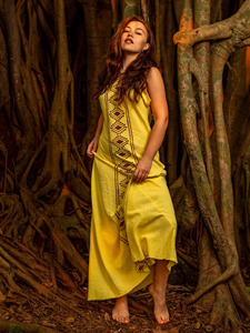 Robe longue en lin bohème, motif géométrique tribal brodé à la main, jaune canari terreux, sans manches, coupe trapèze - Product Image 5