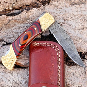 Couteau pliant en acier damas forgé à la main avec un talon en laiton gravé et une poignée en bois - Product Image 1