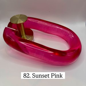 Sculpture suspendue au plafond en chaîne de résine beige, décoration à boucles entrelacées, décoration moderne pour salon, installation personnalisée - Product Image 1