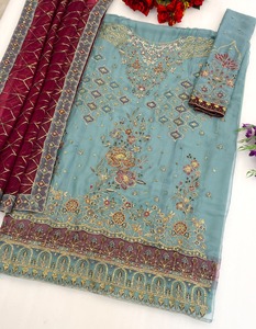 ชุดสูทปากีสถานผ้าชีฟองเนื้อน้ำ พร้อมงานปักเลื่อมขนาด 3 มม. และงานปักแบบ Khatli ชุดสูทสำหรับงานแต่งงานพร้อมผ้าคลุมไหล่ - Product Image 4