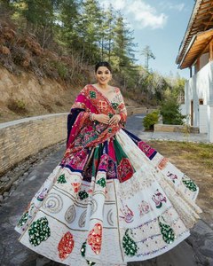 Lehenga Choli en soie blanche multicolore de designer pour femmes avec dupatta pour Navratri |   Tenue traditionnelle gujaratienne Chaniya Choli pour les fêtes - Product Image 3
