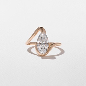 Bague de fiançailles solitaire en or plaqué 14 carats avec diamant de laboratoire marquise de 2 carats, certifié GIA, couleur E, pureté VVS, et bande torsadée moderne en forme de vague - Product Image 5