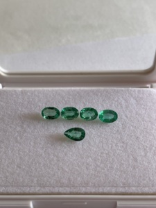 Émeraudes naturelles ovales, pierres précieuses taillées en poire, émeraudes ovales 7x5 MM, émeraudes en poire 8x5 MM, vertes brillantes non traitées, émeraudes de qualité supérieure – Lot de 5 pièces - Product Image 3