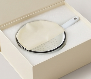 Passoire en métal émaillé blanc de style vintage avec finition classique, durable, idéale pour le stockage et le passage des aliments en cuisine - Product Image 6