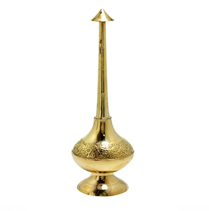 Aspersor de agua bendita de latón tallado ornamentado con grabados florales detallados, perfecto para ceremonias de iglesias y templos. Disponible - Product Image 2
