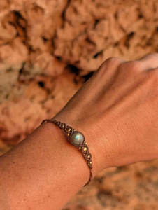 กำไลข้อมือมาคราเม่ปรับได้ ประดับลาบราดอไรต์ เชือกถักเคลือบแว็กซ์ ลูกปัดทอง สไตล์โบฮีเมียน เครื่องประดับสำหรับทุกเพศ ขายส่ง - Product Image 5