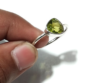 Bague en pierre précieuse de péridot vert naturel taillée en triangle, bague en argent sterling 925 massif, un bijou élégant pour un cadeau. - Product Image 2