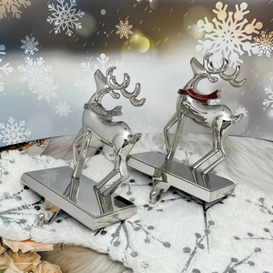 Juego de 2 Colgadores de Metal Plateado Brillante con Forma de Reno 3D, Soportes Decorativos para Calcetines Navideños para la Chimenea - Product Image 2