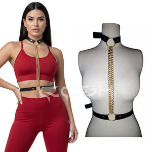 Arnés de cuero negro con doble cadena dorada y cinturón ajustable para lencería - Product Image 6