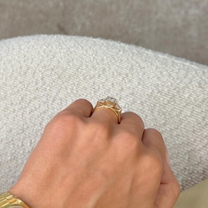 Anillo de Compromiso con Diamante Cultivado en Laboratorio de 3.5 Quilates, Corte Esmeralda, Tres Piedras, Forma de Pera en la Mitad del Lateral, Oro Amarillo de 14k, Anillo de Aniversario - Product Image 3