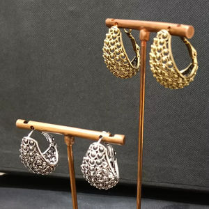 Pendientes Huggie Minimalistas de Aleación Plateada al por Mayor, Joyería Ligera para Uso Diario, Precio de Fábrica - Product Image 1