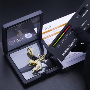 Collar de Plata de Ley 925 Chapado en Oro con Colgante de Ángel Cupido y Flecha de Eros con Máscara Negra, con Diamante Moissanite VVS1 Color D - Product Image 4