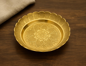 Assiette décorative dorée pour Pooja avec motif floral gravé, idéale pour les festivals de culte hindou, les cérémonies religieuses et la maison - Product Image 1