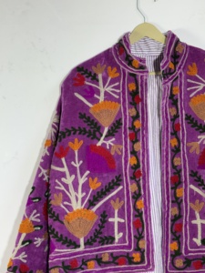 Chaqueta Suzani de Terciopelo Morado • Bordado Floral Rosa Rojo • Abrigo Estilo Bohemio Gitano • Chaqueta Artesanal para Festivales - Product Image 3