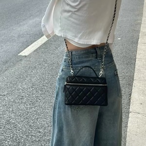 Sac à bandoulière matelassé noir avec chaîne, sac à main structuré pour les trajets quotidiens - Product Image 3