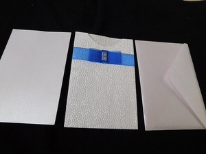 Cartes de mariage élégantes en blanc métallisé avec une finition haut de gamme, idéales pour les invitations de mariages de luxe et les célébrations mémorables. - Product Image 2