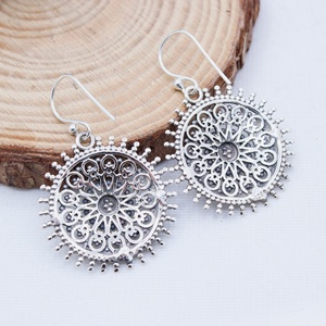 Pendientes Redondos de Plata de Ley 925 con Filigrana Geométrica, Joyería Fina, Memoria Jewels, Venta al Por Mayor - Product Image 2