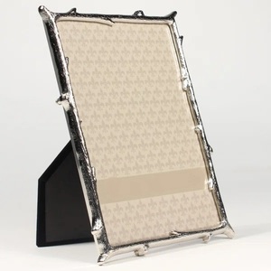 Marco de Fotos Moderno con Efecto Bambú Plateado, Portafotos Metálico con Diseño Elegante, Marco Minimalista de Alta Gama para Hogar y Oficina - Product Image 6