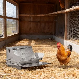 Mangiatoia per Pollame a Pedale di Grande Capacità con Coperchio Bloccabile, Dispenser di Cibo per Esterni Resistente alle Intemperie in Acciaio Zincato per Alimentazione di Galline da Fattoria - Product Image 5