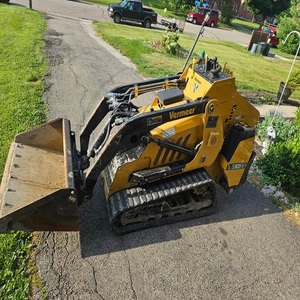 Minicargadora de orugas diésel pesada Vermeer, compacta y versátil, con accesorios hidráulicos: cucharón, barrena, zanjadora, elevador, para carga y excavación - Product Image 1
