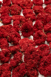 Fleurs de grenade séchées de haute qualité, sélectionnées à partir de fleurs fraîches et traitées avec soin pour préserver leur beauté naturelle et leur forme. - Product Image 3