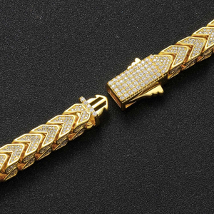 Bracelet de luxe en moissanite pavée, maillons flèche, or et argent, style hip-hop, chaîne de poignet audacieuse et brillante - Product Image 4