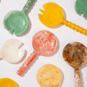 Ensemble de cuillères à salade artistiques contemporaines en résine, matériau alimentaire sûr, parfait pour la restauration fine et les services de traiteur - Product Image 2