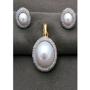 Ensemble Collier Pendentif et Boucles d'Oreilles en Laiton Plaqué Or avec Zircon, Design Tendance et Qualité Supérieure, Idéal pour Mariage et Soirée, pour Femme - Product Image 1