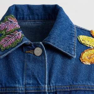 Vestes en jean matelassées pour femmes pour l'hiver Vestes de camionneur à motif floral brodé sur toute la surface Veste en jean pour hommes - Product Image 4