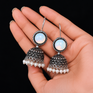 Boucles d'oreilles Jhumka en pierres précieuses |   Boucles d'oreilles pendantes en argent oxydé avec perles |   Bijoux ethniques bohèmes faits à la main pour femmes - Product Image 4