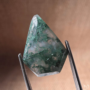 Agate mousse taillée pentagonale 5,08 carats avec inclusion verte, pierre précieuse en vrac pour sertissage de bijoux sur mesure - Product Image 1