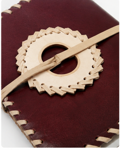Diario Rústico Encuadernado en Cuero – Bordes Cosidos a Mano, Cierre con Botón de Madera, Cuaderno Vintage Hecho a Mano, Cuaderno Boho Hecho a Mano - Product Image 6