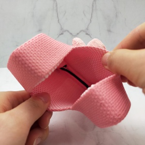 Bolsa de Tejer Pequeña en Color Rosa Suave con Flor 3D en la Parte Delantera, Utilizada como Monedero, Bolsa Pequeña para Cumpleaños o Recuerdo - Product Image 3