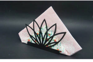 Porte-serviettes en forme de fleur en métal noir avec un design royal unique, parfait pour une décoration de bureau chic et un rangement élégant - Product Image 2