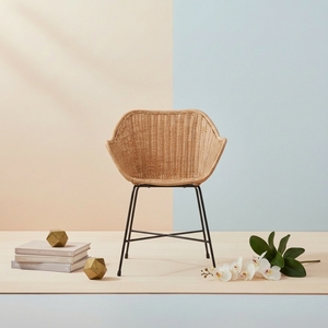 Chaise de salle à manger en rotin avec finition miel clair et pieds en métal noir mat, fauteuil écologique de style industriel pour hôtel - Product Image 1