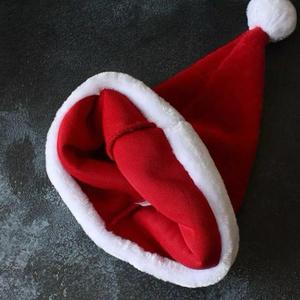 Gorro de Santa Claus Rojo y Blanco de Piel Sintética para Niños y Adultos, Gorro Navideño Unisex Ajustable - Product Image 2