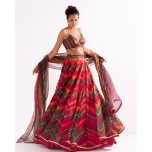 Lehenga choli ผ้าใยไหมพิมพ์ลายดิจิทัลพร้อมชุดอินเดียแบบดั้งเดิม dupatta Maroon ที่ทันสมัย - Product Image 1