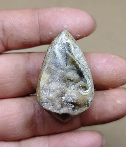 Cabochon Druzy en coquille d'escargot fossile de qualité supérieure, 35x22mm, 67 carats, spécimen de pierre précieuse en forme de cœur pour décoration intérieure et cadeau - Product Image 3