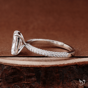 Anillo de compromiso con diamante cultivado en laboratorio de corte radiante de 2 quilates, rectangular alargado, con banda doble pavé, oro blanco de 10 quilates - Product Image 2