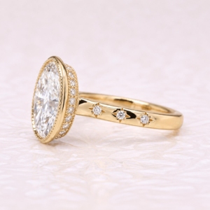 Bague de fiançailles et de mariage en diamant de laboratoire ovale de 2,5 carats, sertie clos, en or jaune 14K plaqué rhodium, design étoile céleste vintage - Product Image 5