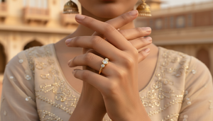 Anillo de Compromiso Minimalista con Tres Piedras de Oro de 10k, Diseño Personalizado Hecho a Mano, Diamante Cultivado en Laboratorio VVS1, Engaste en Bisel - Product Image 5