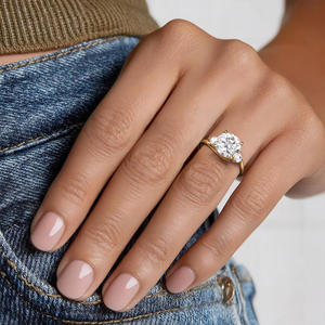 Anillo de Compromiso Clásico con Tres Diamantes Laterales - Product Image 4