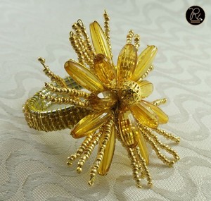 Anneaux de serviette en perles de couleur arc-en-ciel, utilisés pour la décoration de tables de mariage et de dîner. Achetez directement auprès du fournisseur au prix de gros. - Product Image 4